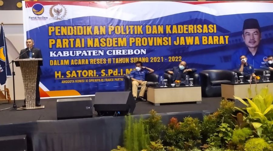 Satori Beri Beasiswa untuk Pengurus NasDem Cirebon